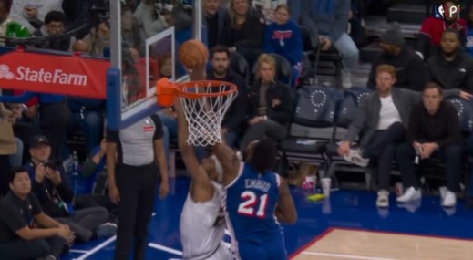 PG试玩平台-这也行？恩比德明显干扰球裁判没吹 好像还动手拉纳吉球衣了